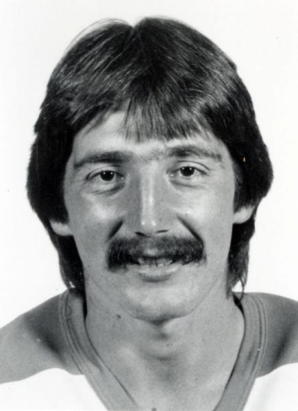 Bill Derlago hockey player photo