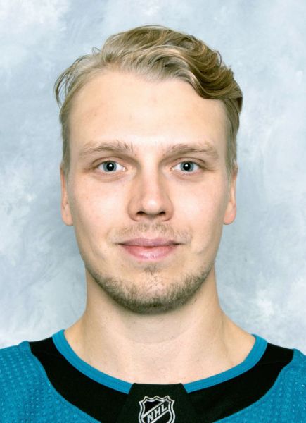 Markus Nutivaara hockey player photo