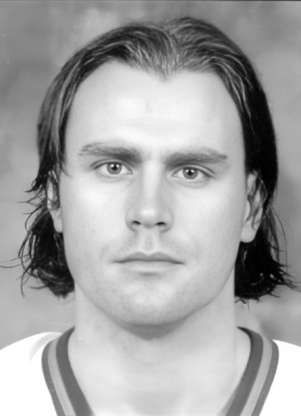 Miika Elomo hockey player photo