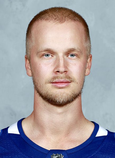 Elias Pettersson hockey player photo