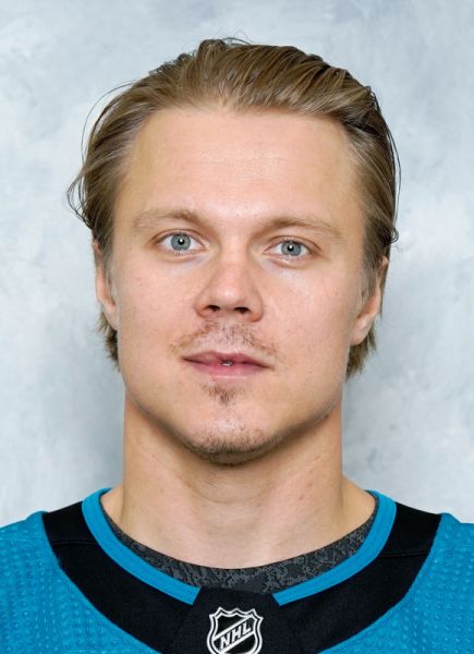 Mikael Granlund hockey player photo